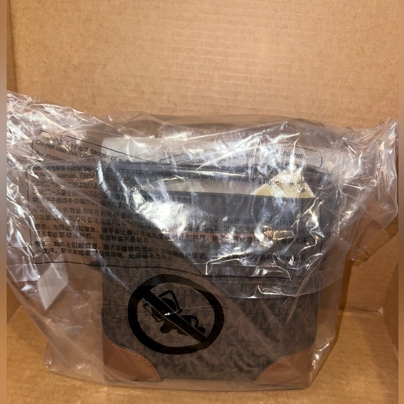 Michael Kors Mercer Small Logo Bucket Bag - Picture 4 of 7